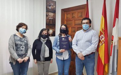 Soledad Muñoz dona a Villahermosa su tesis sobre parentesco entre municipios del Campo de Montiel