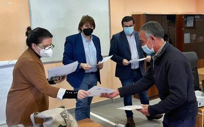Entrega de diplomas a los participantes en el taller de empleo de poda y restauración arbórea del programa Recualifica-T
